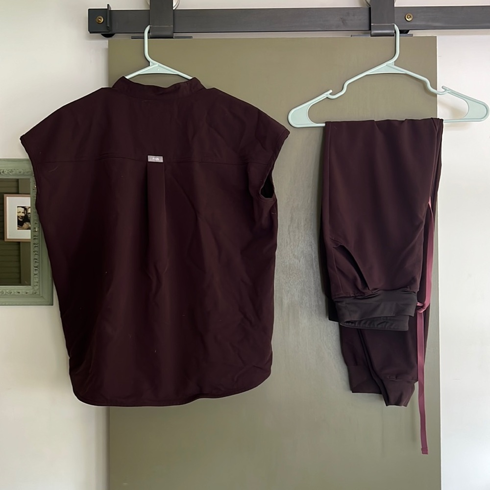 FIGS scrub set